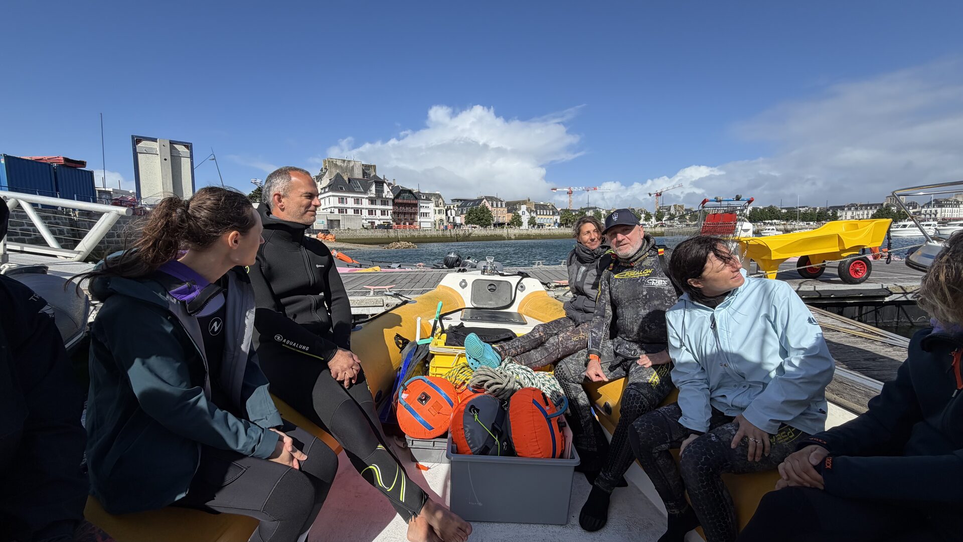 Briefing au port avant le départ